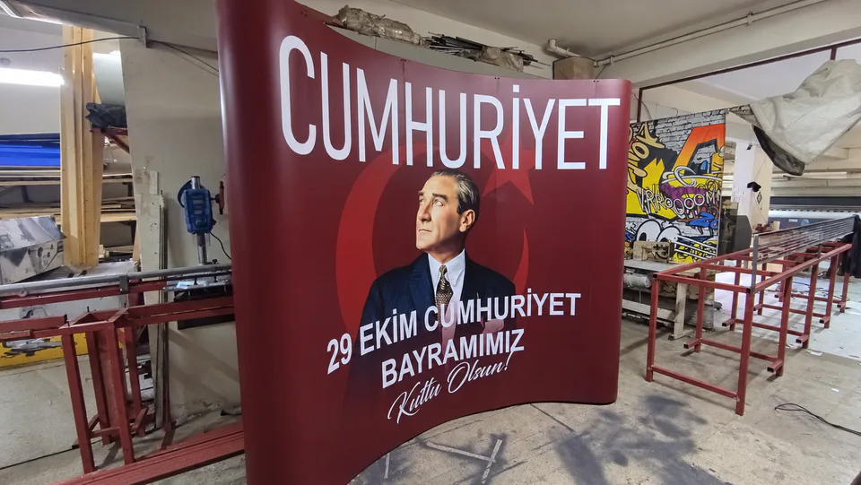 29 Ekim Cumhuriyet Bayramı için hazırlanmış Atatürk temalı oval örümcek stand uygulaması
