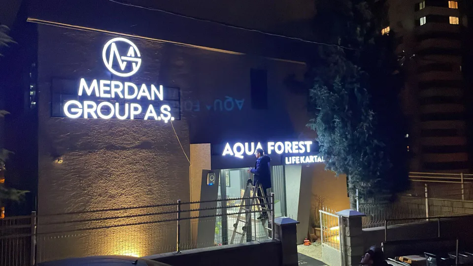 Işıklı bina tabelası gerçek saha uygulaması